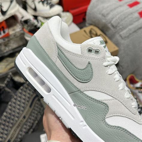 nike air max wit met groen|Air Max 1 shirt.